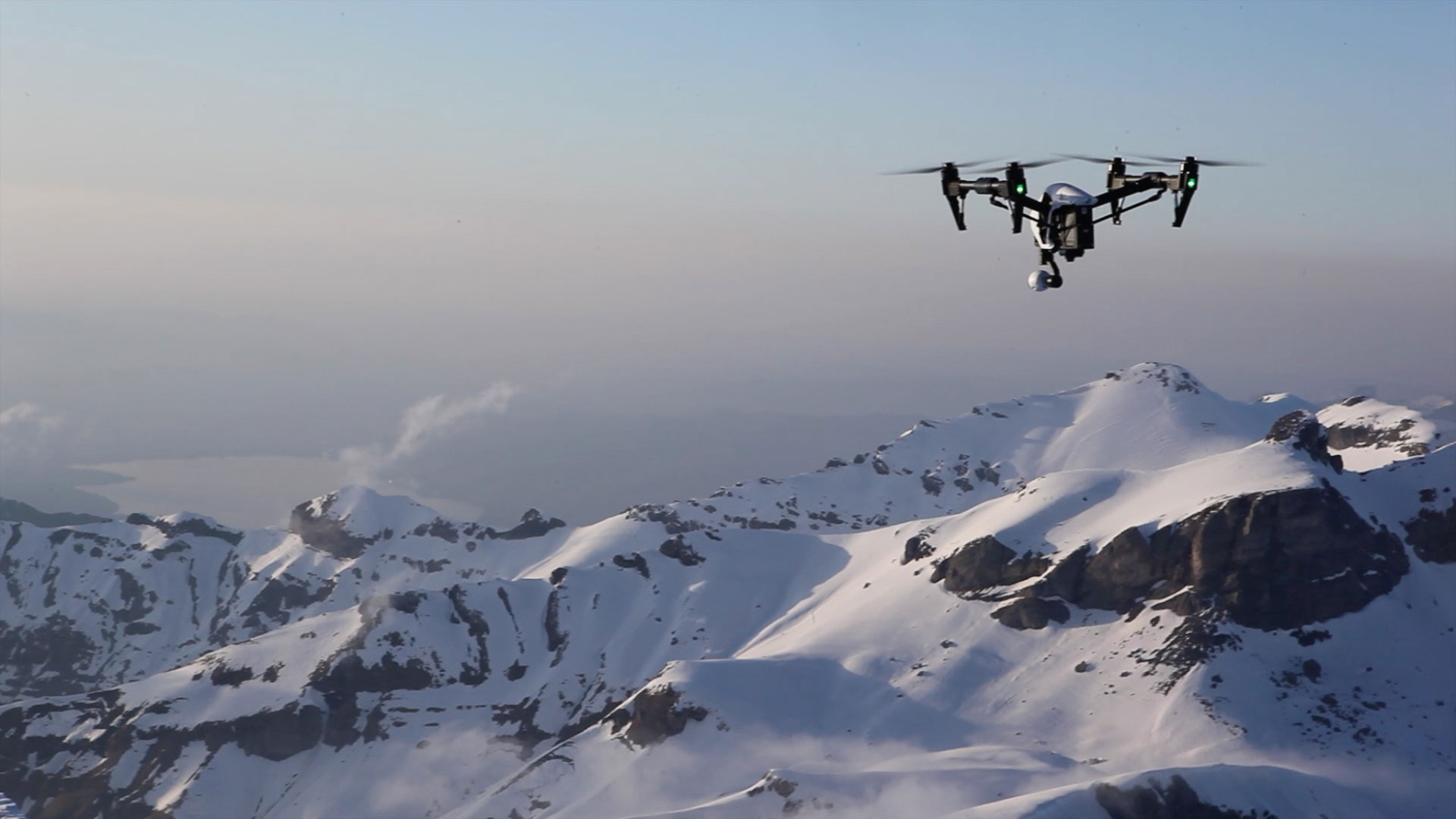 volar drones sobre la nieve