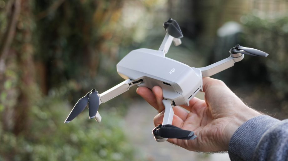 junio reunirse espejo DJI Mavic Mini, el dron mas pequeño que graba a 2,7K - DroneManía